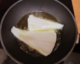 Foto del paso 1 de la receta: Bacalao con gulas y huevo frito