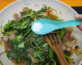 Foto langkah ke 5 dari resep Tumis Kangkung Saos Tiram #dapurelbeweek16.