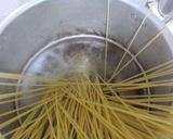 Foto langkah ke 2 dari resep Spaghetti Aglio e Olio with sliced beef.
