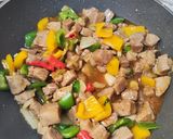 Foto langkah ke 6 dari resep Tenderloin Paprika Saus Lada Hitam.