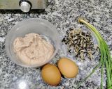 Hình bước làm 1 của món Trứng cuộn giò sống hấp
