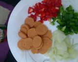 Foto langkah ke 3 dari resep Pizza Mini Sosis Mozzarella.