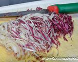 Foto del passaggio 6 della ricetta Finger Food - Coppetta di salmone bicolore con insalata di radicchio e salsa allo yogurt