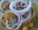 A picture of step 4 of Chana phulki chaat.