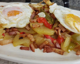 Foto del paso 6 de la receta: Patatas a lo pobre con huevos y bacon
