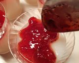 Foto langkah ke 3 dari resep Strawberry Panna Cotta.