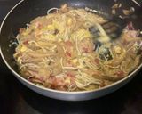 Foto del paso 4 de la receta: Revuelto de gulas, setas y panceta