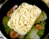 A picture of step 2 of Simple Salt-Flavored Pan-Steamed Udon Noodles with Chinese Cabbage and Shrimp.