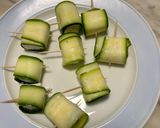 Foto del passaggio 3 della ricetta Involtini di zucchina e feta scottati con salsa menta e peperoncino o pepe rosa