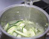 A picture of step 5 of Green Pea and Zucchini Soup.