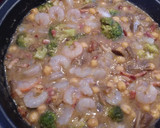 Foto del paso 7 de la receta: Brócoli con setas, gambas y garbanzos
