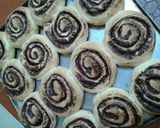 Foto langkah ke 3 dari resep Cinnamon roll with chocolate filling and cheese cream frosting.