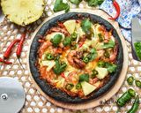 Foto langkah ke 5 dari resep Black PIZZA With Shrimp, Pineapple, and Serrano Peppers.