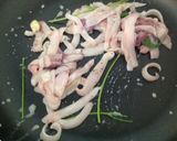 Foto del passaggio 5 della ricetta Spaghettini con calamari e crema di peperoncini tondi e acciughe