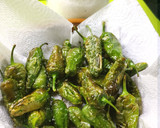 Foto del paso 2 de la receta: Pimientos de padrón 🤫😉