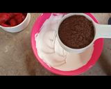 A picture of step 2 of Choco Strawberry instant dessert.