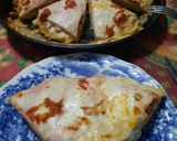 Foto del paso 7 de la receta: Pizza con pernil, salsa de morrón, cebolla y tomate
