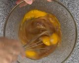 Foto del passaggio 2 della ricetta Ciambellone di Mele con Banana e Noci