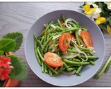 Hình bước làm 3 của món Đậu đũa xào hành tây và cà chua 🍅