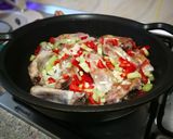 Foto del paso 1 de la receta: Marmitako de patatas con costillas de cerdo