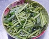 รูปขั้นตอนการทำที่ 1 ของ ก๋วยเตี๋ยวเส้นใหญ่น้ำผัก