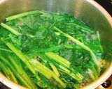 Hình bước làm 2 của món Mỳ Udon xào sốt Bulgogi vs bó xôi và nấm