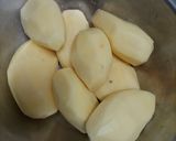 Foto del paso 1 de la receta: Colchón de papas con salsa de verdeo