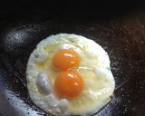 সানি সাইড আপ(sunny side up recipe in Bengali) রেসিপির ধাপ 1 ছবি