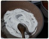 عکس مرحله 2 از دستور حلوای سه آرد زعفرانی