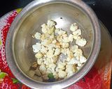 A picture of step 2 of Phool Gobhi Dalna Subji.