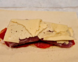 Foto del paso 3 de la receta: Solomillo en hojaldre con panceta, queso y piquillos