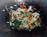 Foto langkah ke 3 dari resep Oseng Ikan Tongkol Cuwe Cabe Ijo.