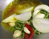 Gambar langkah 4 resipi Ayam Goreng Kunyit Ala Thai.
