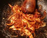 Foto del paso 7 de la receta Espaguetis negros con sepia en salsa de pimentón