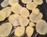 Foto del paso 1 de la receta: Merluza al horno con espárragos trigueros y patatas