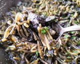 Foto del paso 6 de la receta: Fideos con bacalao, ajos tiernos y tinta de calamar