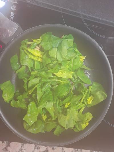 Tortilla de espinacas, piñones y rulo de cabra