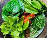 Hình bước làm 7 của món Vào bếp cùng con: thịt lợn gác bếp cuốn rau mọc ven đường Sải Duần, tươi xanh mơn mởn!