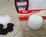A picture of step 1 of Vanilla Oreo milkshake.