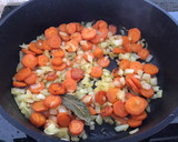 Foto del paso 3 de la receta: Muslos de pollo con salsa de zanahoria