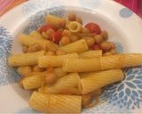 Foto del passaggio 2 della ricetta Insalata di pasta pomodorini e ceci al curry