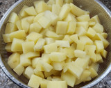 Foto del paso 5 de la receta: Pastel de papa con relleno de carne - con cebolla, morrón, aceituna, huevo duro y pasas de uva