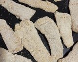 Foto del paso 3 de la receta: Merluza rebozada con papas fritas 2 versiones todo al horno