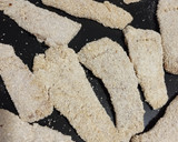 Foto del paso 3 de la receta: Merluza rebozada con papas fritas 2 versiones todo al horno