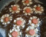 Foto langkah ke 4 dari resep Bunga Pangsit Goreng Sosis.