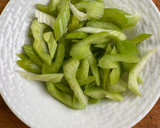A picture of step 2 of Stir-Fried Beef with Celery (牛肉炒芹菜).