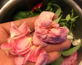 Hình bước làm 1 của món Siro hoa hồng