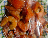 Foto del paso 4 de la receta: Brochetas de salmón y langostinos