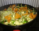 Foto del paso 2 de la receta: Quinoa, calabacín y pétalos de zanahoria