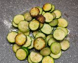 Foto del passaggio 1 della ricetta Uova con zucchine in padella
